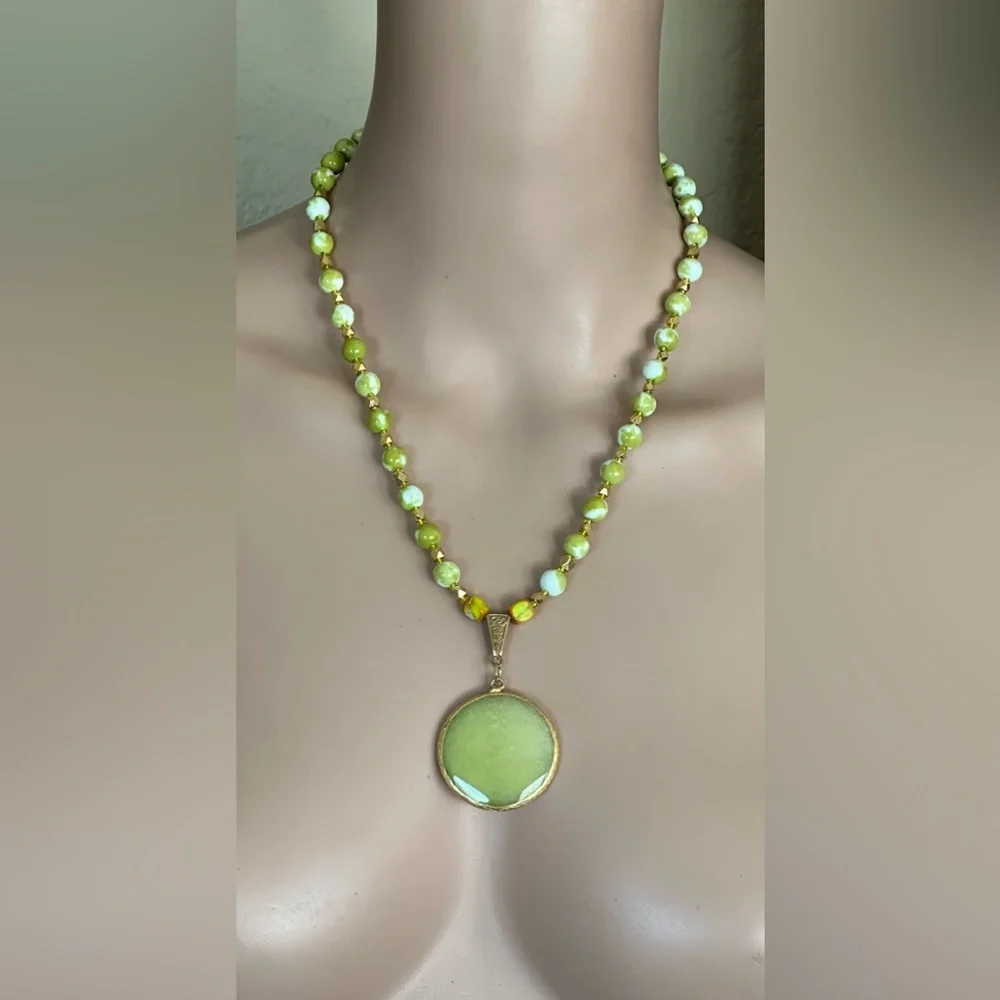 22-1/2 inch Elegant Green Beaded Necklace with Gold Accents - Picture 2 of 14